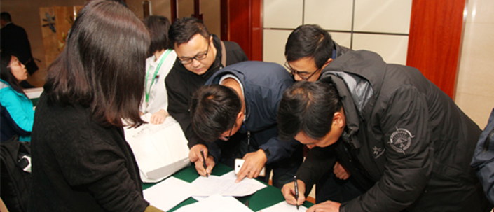 圖為“2016第一屆動力電池應(yīng)用國際峰會”嘉賓報到處簽字