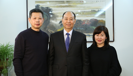 圖為風帆有限責任公司董事長、黨委書記劉寶生與《新能源1+1》節(jié)目制作團隊合影