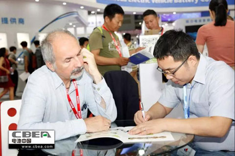 CIBF2018參展商與外商在展臺(tái)交流