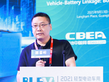 明冠新材料股份有限公司市場總監(jiān)趙鑫主持“迎接千億兩輪車鋰電市場”主題論壇