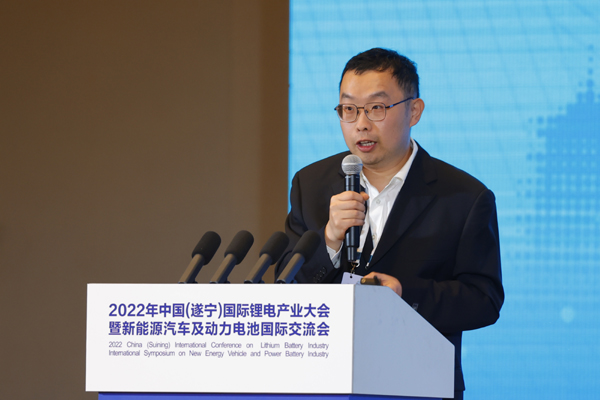 四川佰思格新能源有限公司總經(jīng)理王瑨進行產(chǎn)品發(fā)布