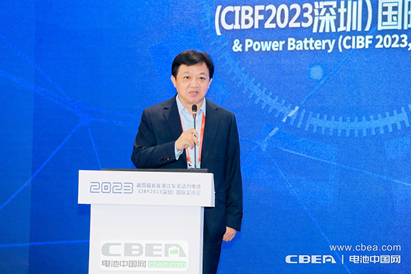 大會主席、國家科技成果轉化基金新能源汽車創業子基金合伙人兼總裁方建華主持會議