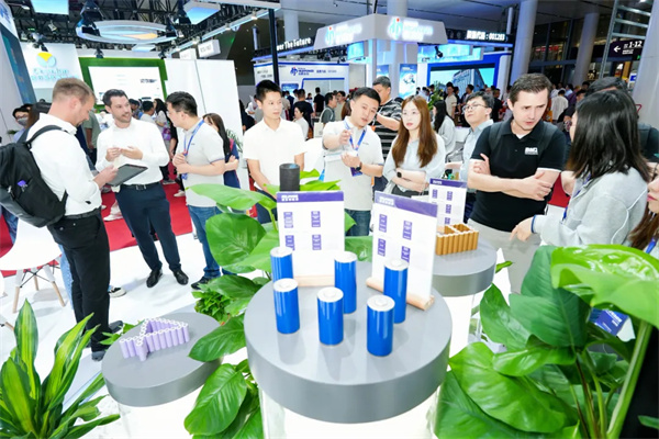 「極耳無界 能量登峰」發布會圓滿落幕：睿恩21700-6Ah電池全球首發，攜手蔡司共繪質量新篇章