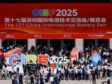 圖為CIBF2025觀眾排隊(duì)入場(chǎng)